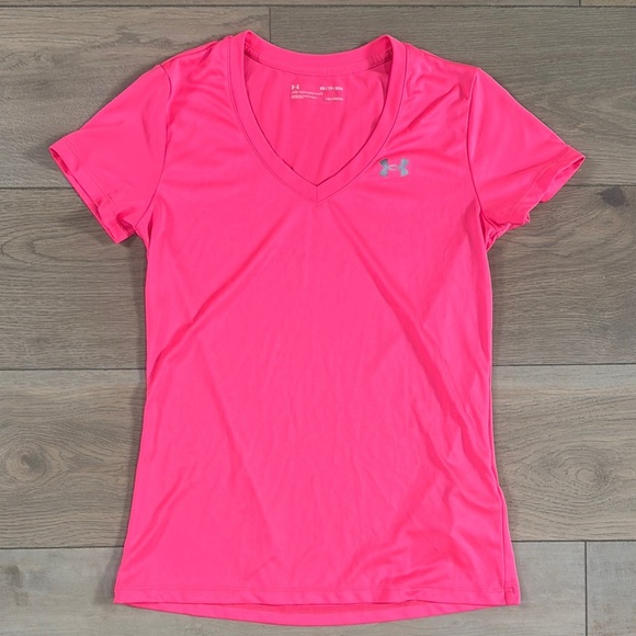 Under Armour Tech Women's Pink V-Neck Heat Gear short sleeve shirt - Picture 1 of 7